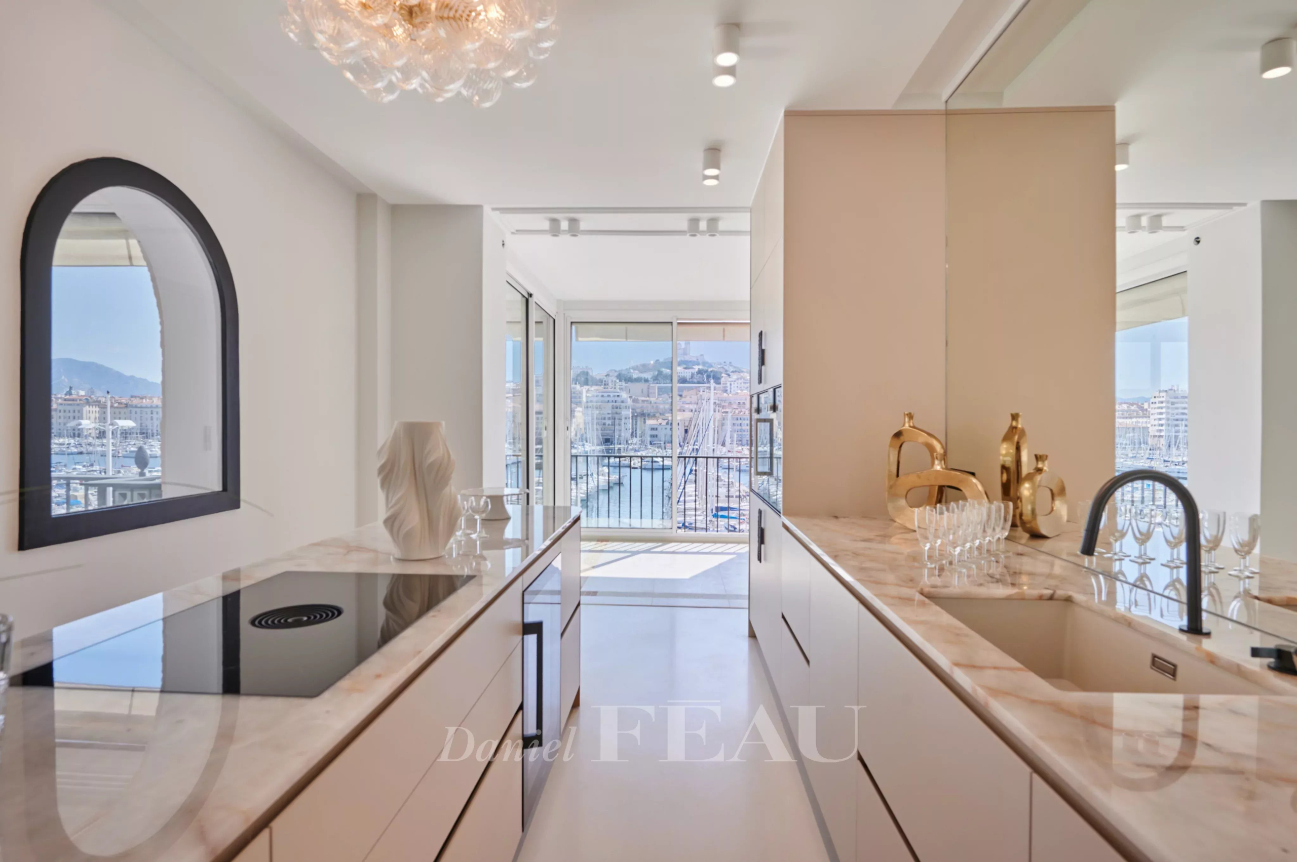 Cuisine moderne avec vue sur le Vieux-Port à Marseille, appartement rénové.