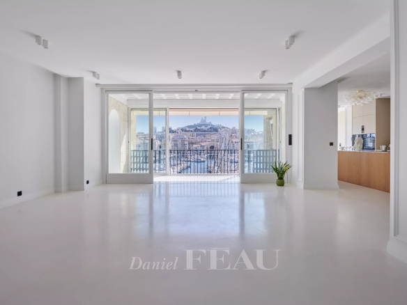 Intérieur d'un appartement rénové à Marseille avec vue sur le Vieux-Port et la Bonne mère.