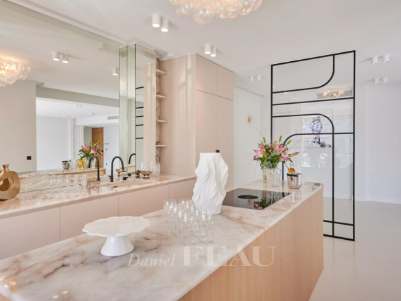 Cuisine moderne avec îlot central et décoration épurée dans un appartement rénové à Marseille.