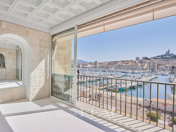 Appartement rénové avec vue sur le Vieux-Port de Marseille depuis un balcon au troisième étage.