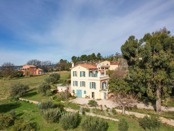 Characterful early 20th century house with views of vineyards and sea, Le Castellet.