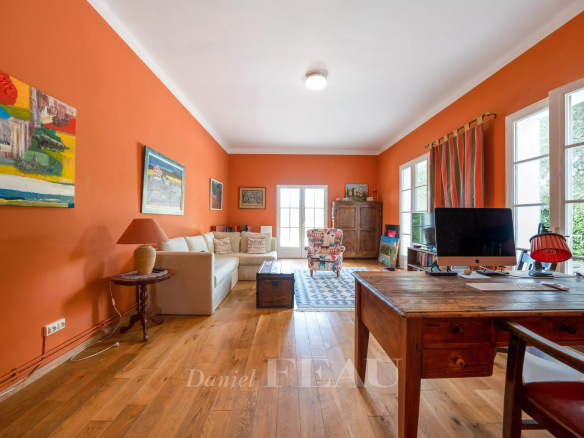 Intérieur d'une maison de caractère avec murs orange et mobilier en bois, Le Castellet.