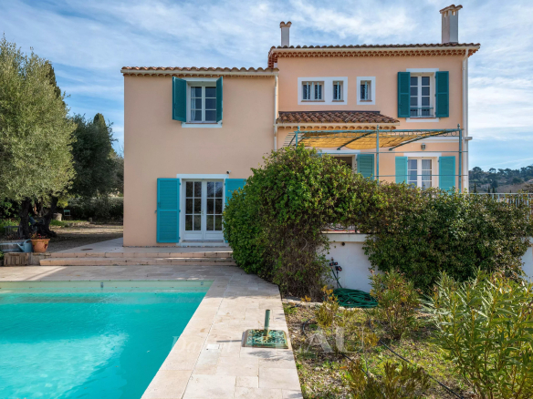 Maison de caractère début XXème avec piscine à Le Castellet, vue sur vignes et mer au loin.