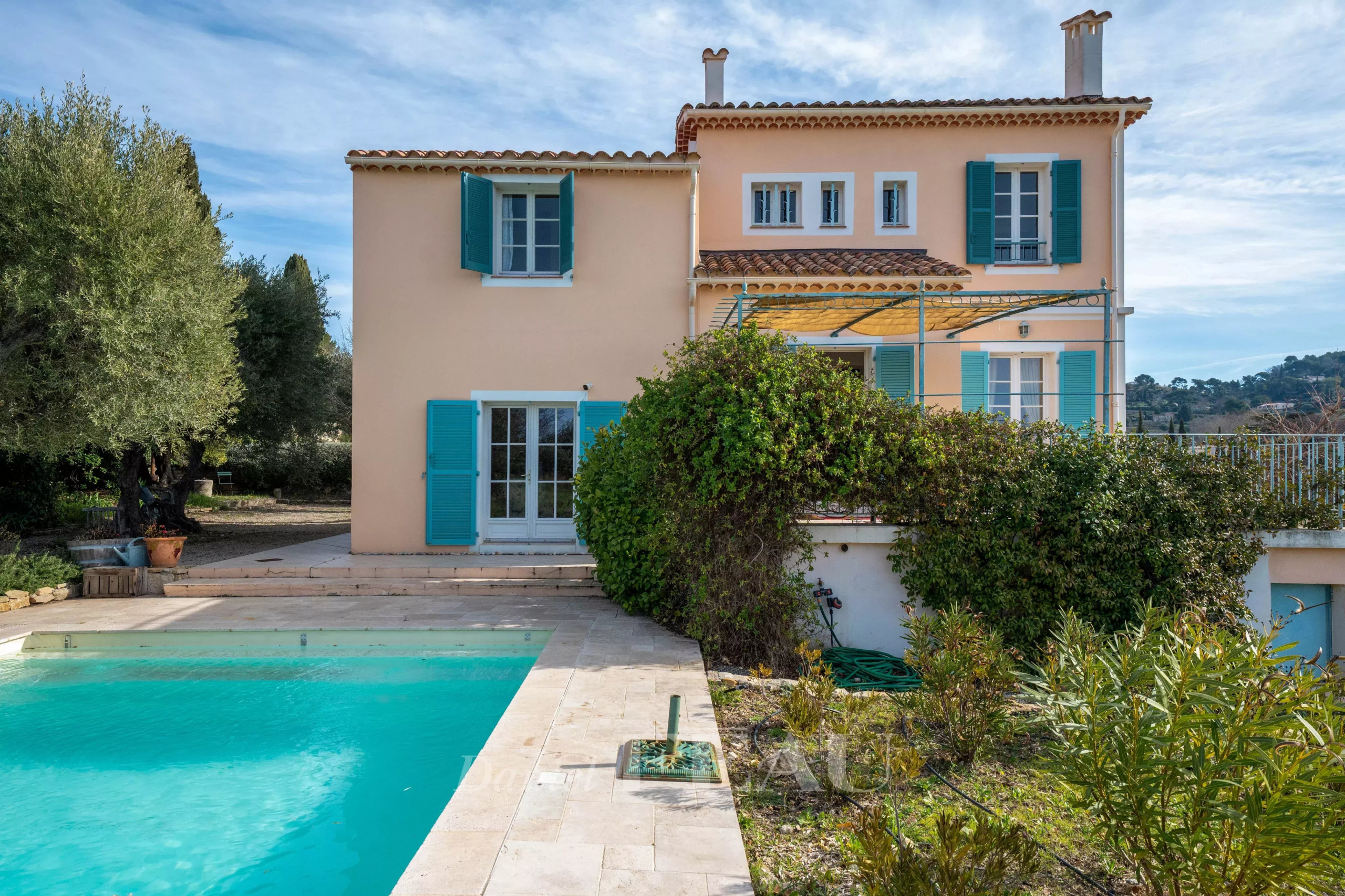 Maison de caractère début XXème avec piscine à Le Castellet, vue sur vignes et mer au loin.