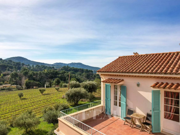Maison de caractère début XXème au Castellet avec vue sur les vignes et la mer au loin.