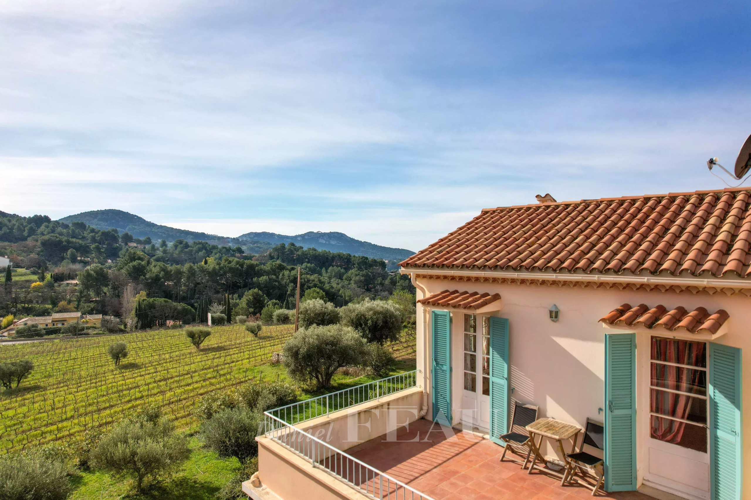 Maison de caractère début XXème au Castellet avec vue sur les vignes et la mer au loin.