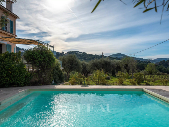 Maison de caractère avec piscine, vue sur vignes et collines au Castellet.