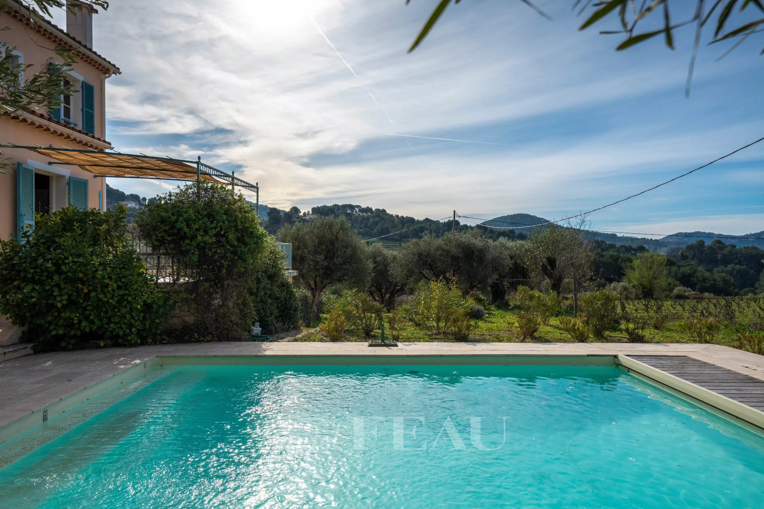 Maison de caractère avec piscine, vue sur vignes et collines au Castellet.