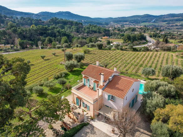 Maison de caractère début XXème avec piscine, entourée de vignes au Castellet.