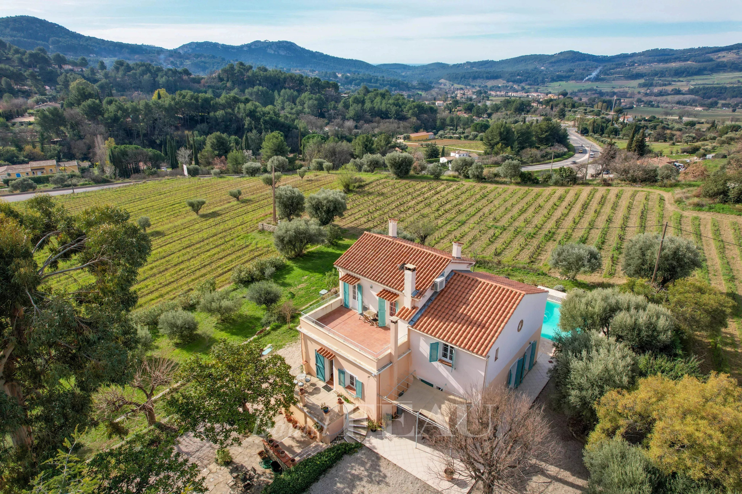 Maison de caractère début XXème avec piscine, entourée de vignes au Castellet.