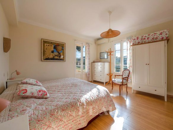 Chambre lumineuse avec lit, meubles en bois et vue sur l'extérieur, Le Castellet.