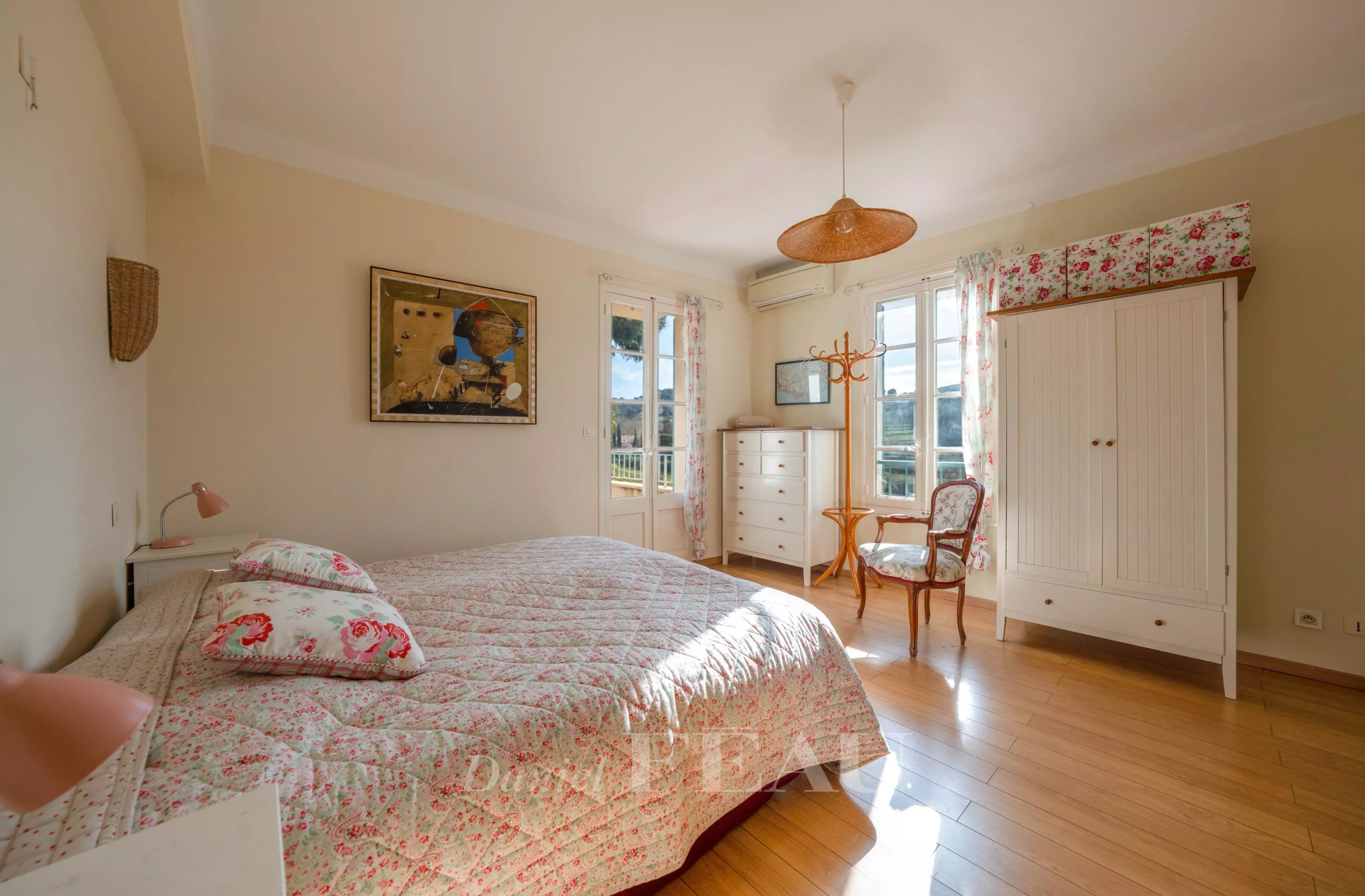 Chambre lumineuse avec lit, meubles en bois et vue sur l'extérieur, Le Castellet.