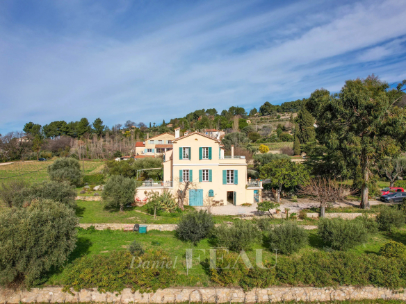 Maison de caractère début XXème surplombant des vignes au Castellet, vue sur la mer au loin.