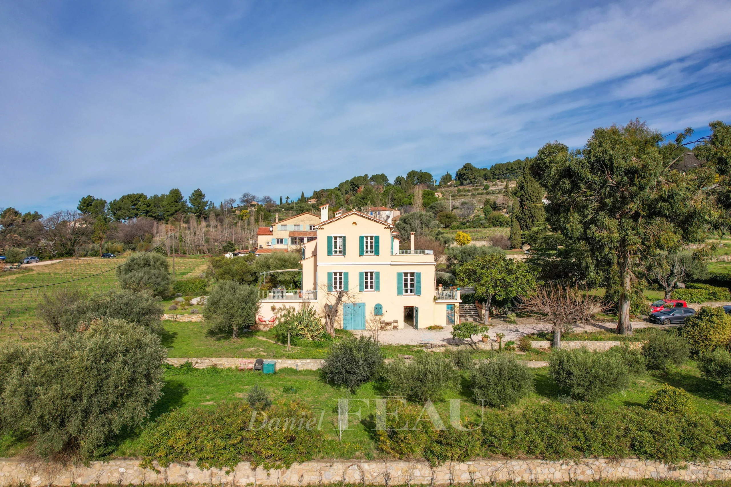 Maison de caractère début XXème surplombant des vignes au Castellet, vue sur la mer au loin.