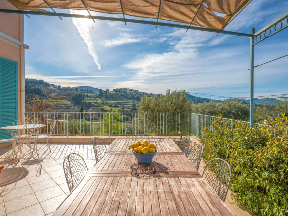 Terrasse d'une maison de caractère avec vue sur des vignes et la mer, Le Castellet.
