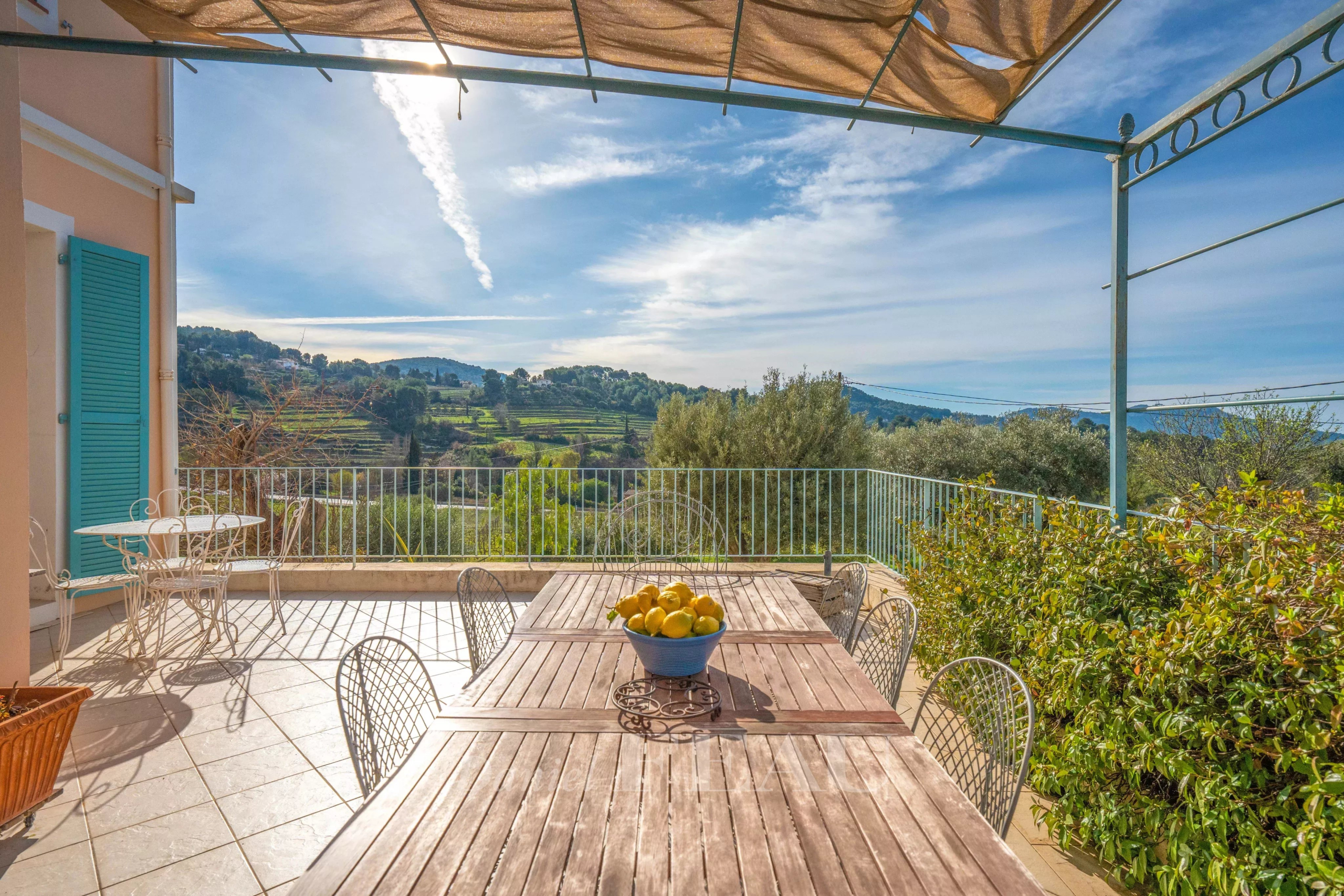 Terrasse d'une maison de caractère avec vue sur des vignes et la mer, Le Castellet.