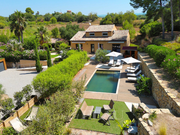 Propriété d'un hectare avec deux maisons, piscine et espaces extérieurs à Saint-Cyr-sur-Mer.