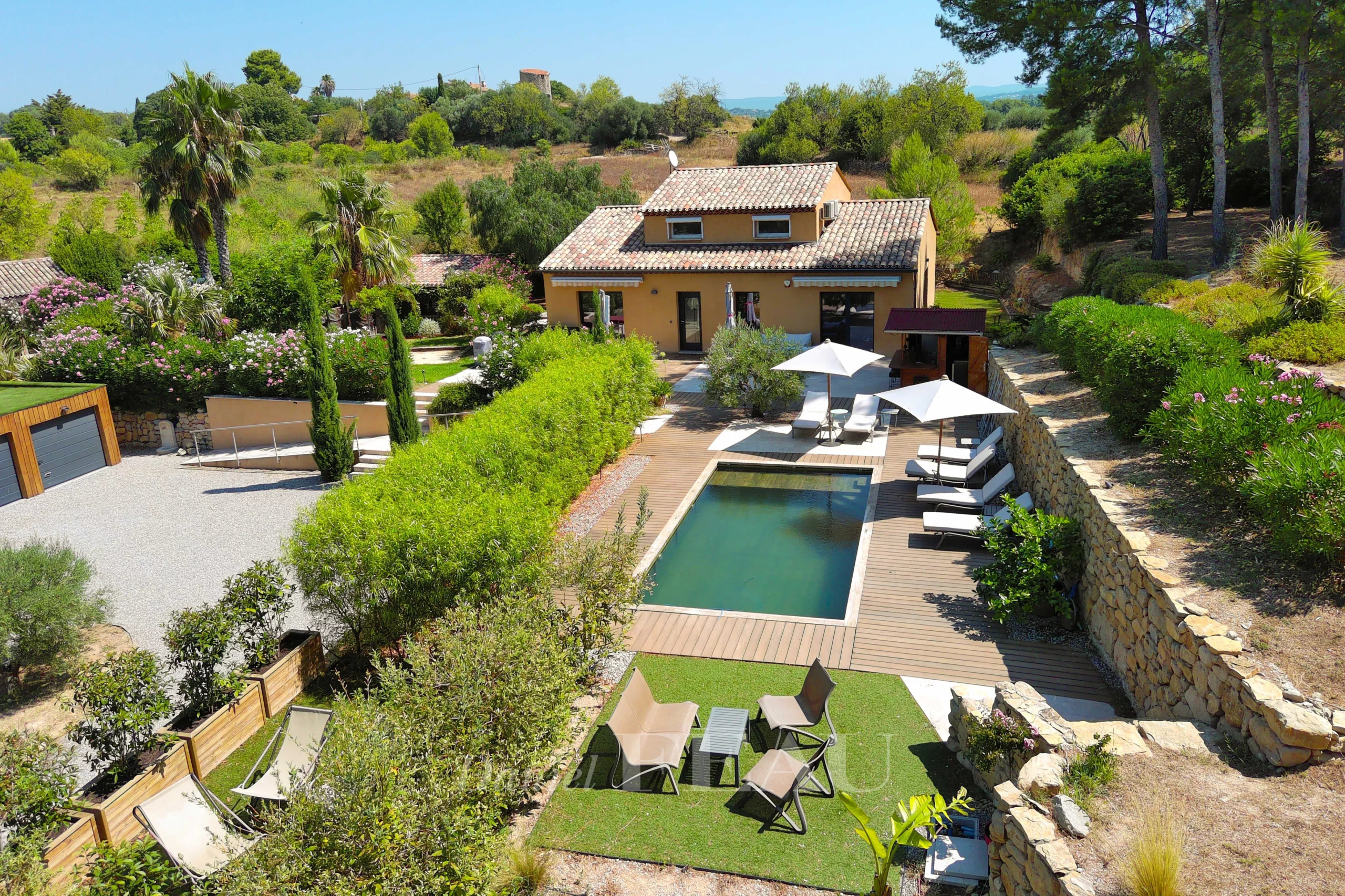 Propriété d'un hectare avec deux maisons, piscine et espaces extérieurs à Saint-Cyr-sur-Mer.