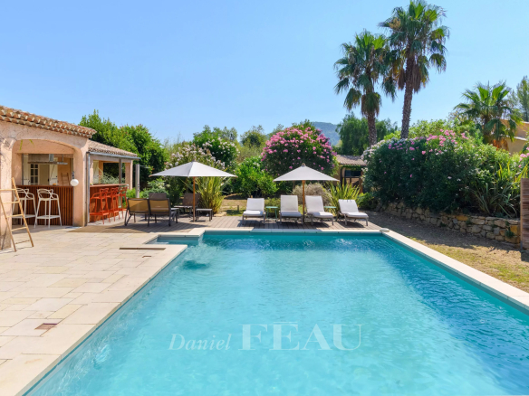 Piscine chauffée et sécurisée entourée de transats et de parasols dans un domaine provençal.