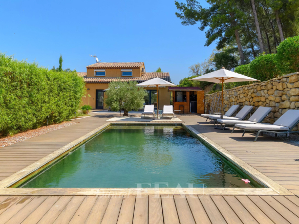 Piscine chauffée entourée de transats et de verdure dans un domaine à Saint-Cyr-sur-Mer.