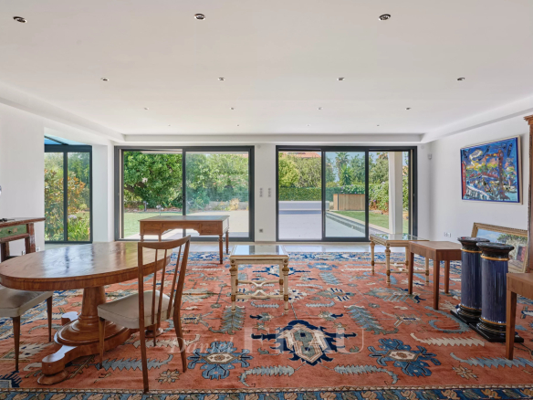 Intérieur d'une maison familiale à Marseille 8ème, avec un salon lumineux et un tapis coloré.