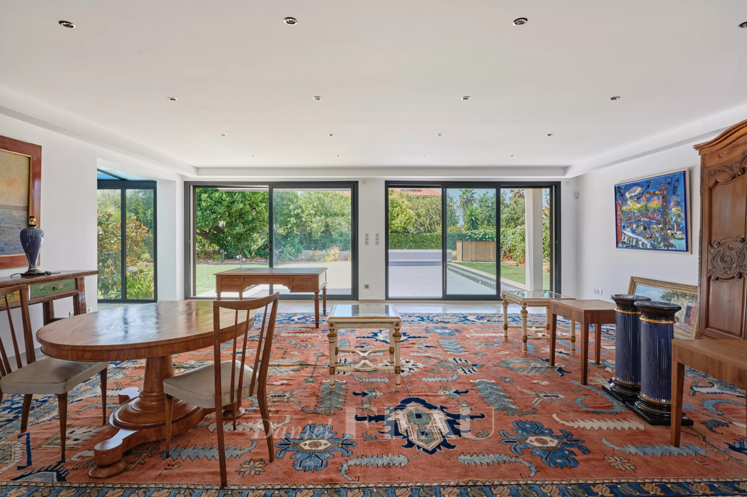Intérieur d’une maison à Marseille 8ème Intérieur d'une maison familiale à Marseille 8ème, avec un salon lumineux et un tapis coloré.