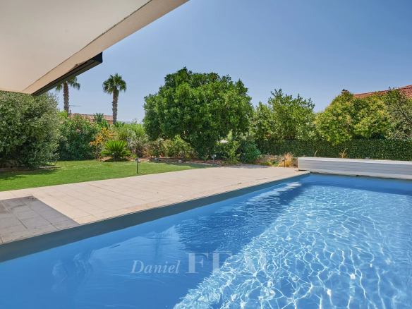 Piscine et jardin d'une maison familiale dans une résidence sécurisée à Marseille 8ème.