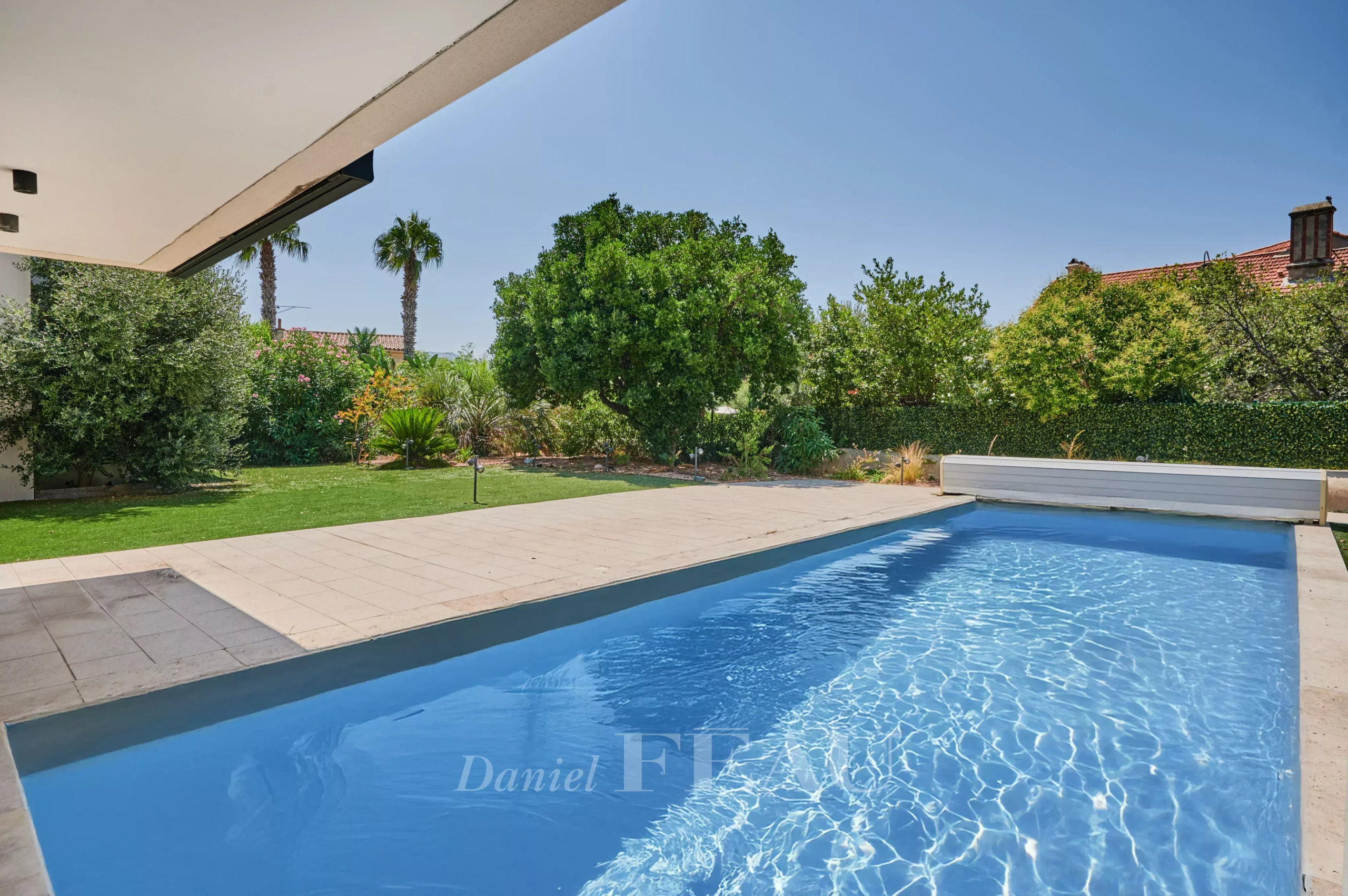 Maison avec piscine à Marseille 8ème Piscine et jardin d'une maison familiale dans une résidence sécurisée à Marseille 8ème.