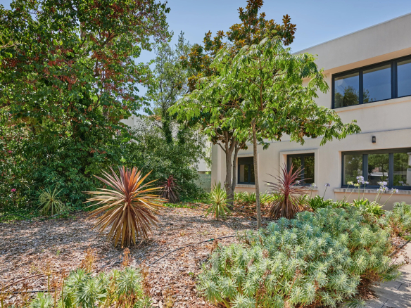 Maison familiale avec jardin dans une résidence sécurisée à Marseille 8ème.