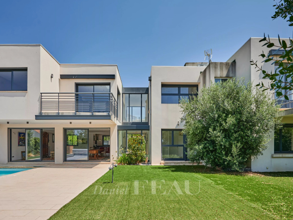 Maison moderne avec piscine dans une résidence sécurisée à Marseille 8ème, vue sur le jardin.