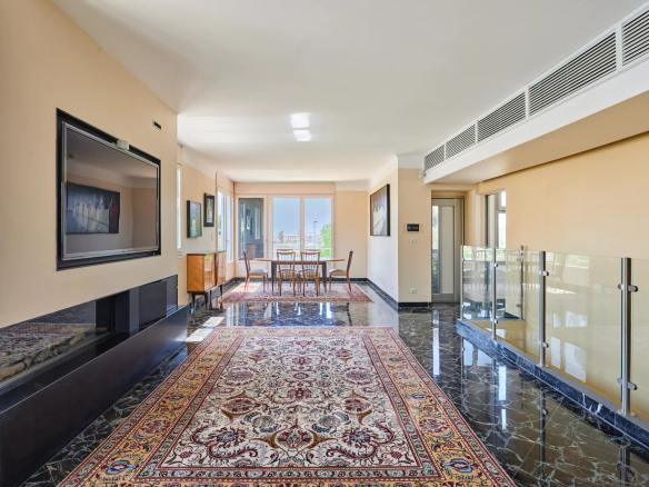 Intérieur d'une maison moderne avec un salon spacieux et une vue dégagée.
