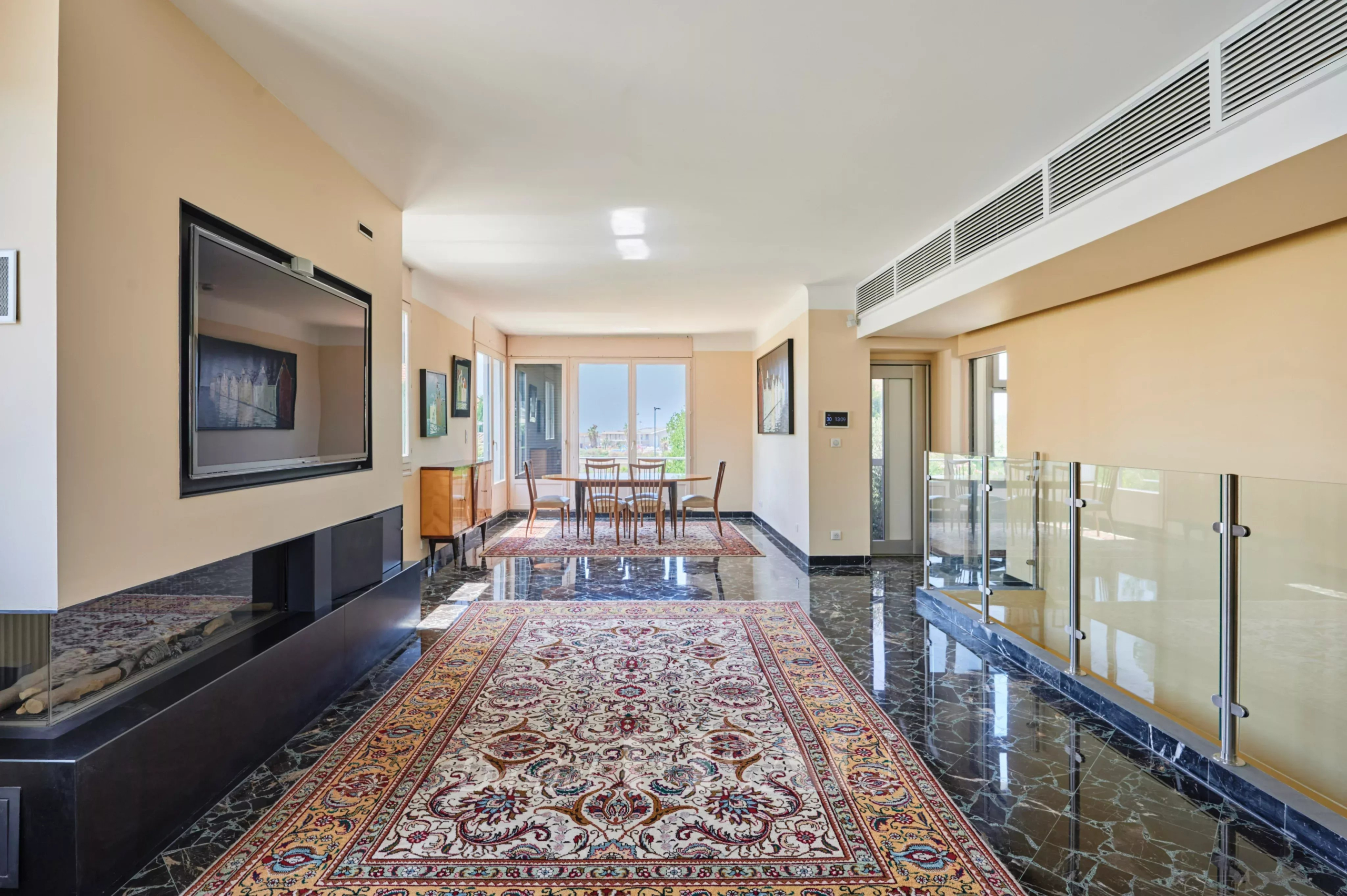 Intérieur d’une maison familiale à Marseille 8ème Intérieur d'une maison moderne avec un salon spacieux et une vue dégagée.