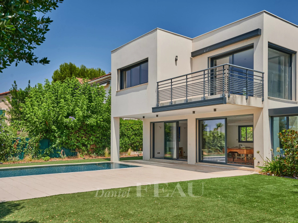 Maison moderne avec piscine dans une résidence sécurisée à Marseille 8ème.