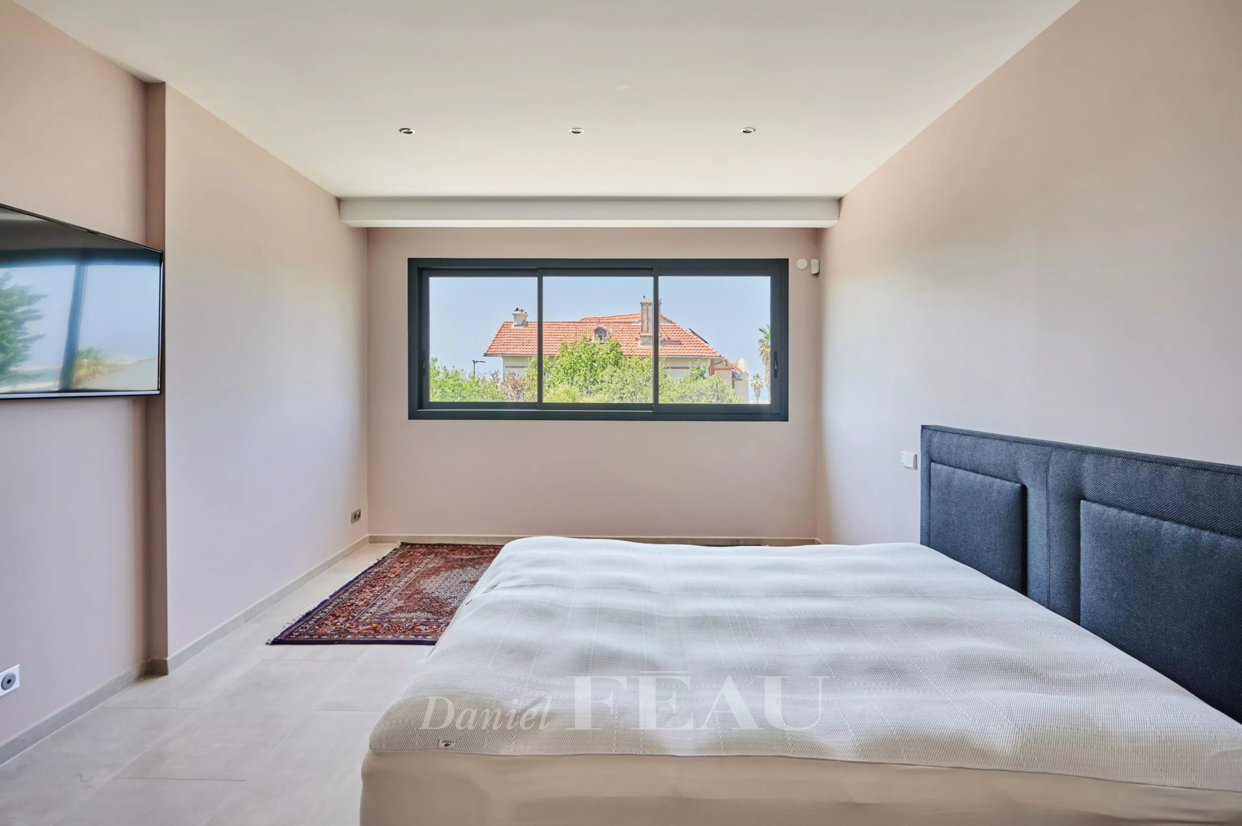 Chambre dans une maison familiale à Marseille 8ème Chambre lumineuse avec lit double et fenêtre donnant sur l'extérieur.
