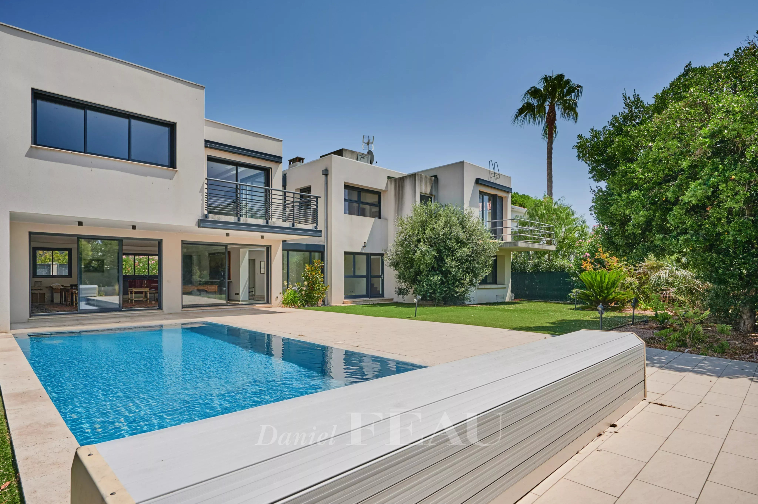 Maison familiale à Marseille 8ème Maison moderne avec piscine dans une résidence sécurisée à Marseille 8ème, vue sur le jardin.