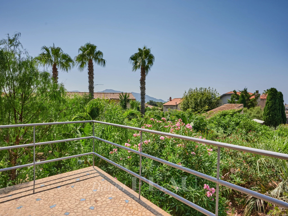 Terrasse avec vue sur des palmiers et des jardins à Marseille 8ème.
