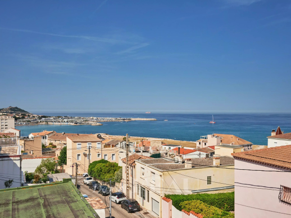 Vue dégagée sur la mer depuis une maison de ville à Marseille 8ème.