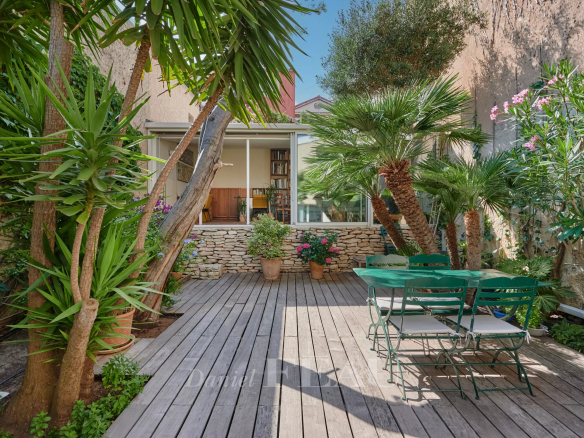 Jardin avec terrasse en bois et plantes, maison de ville à Marseille 8ème.