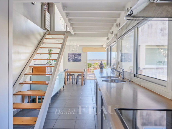 Intérieur d'une maison de ville à Marseille 8ème avec vue sur la mer, cuisine et escalier en bois.