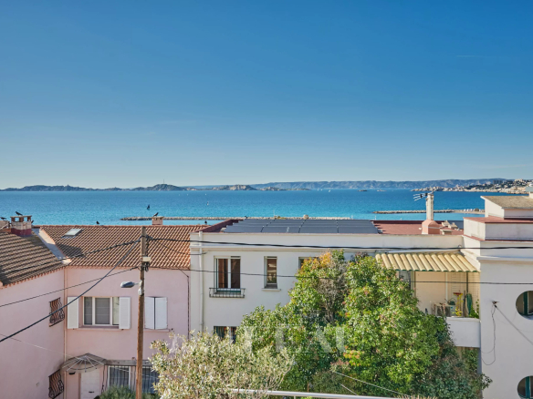 Vue dégagée sur la mer depuis une maison de ville à Marseille 8ème.