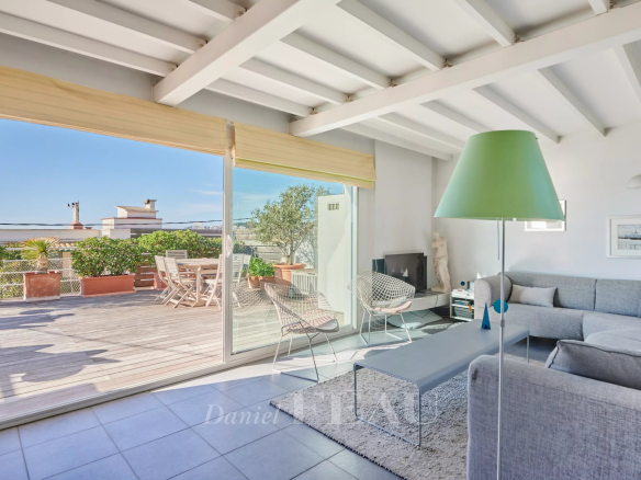 Intérieur d'une maison de ville à Marseille 8ème avec vue sur la mer, salon lumineux et terrasse.