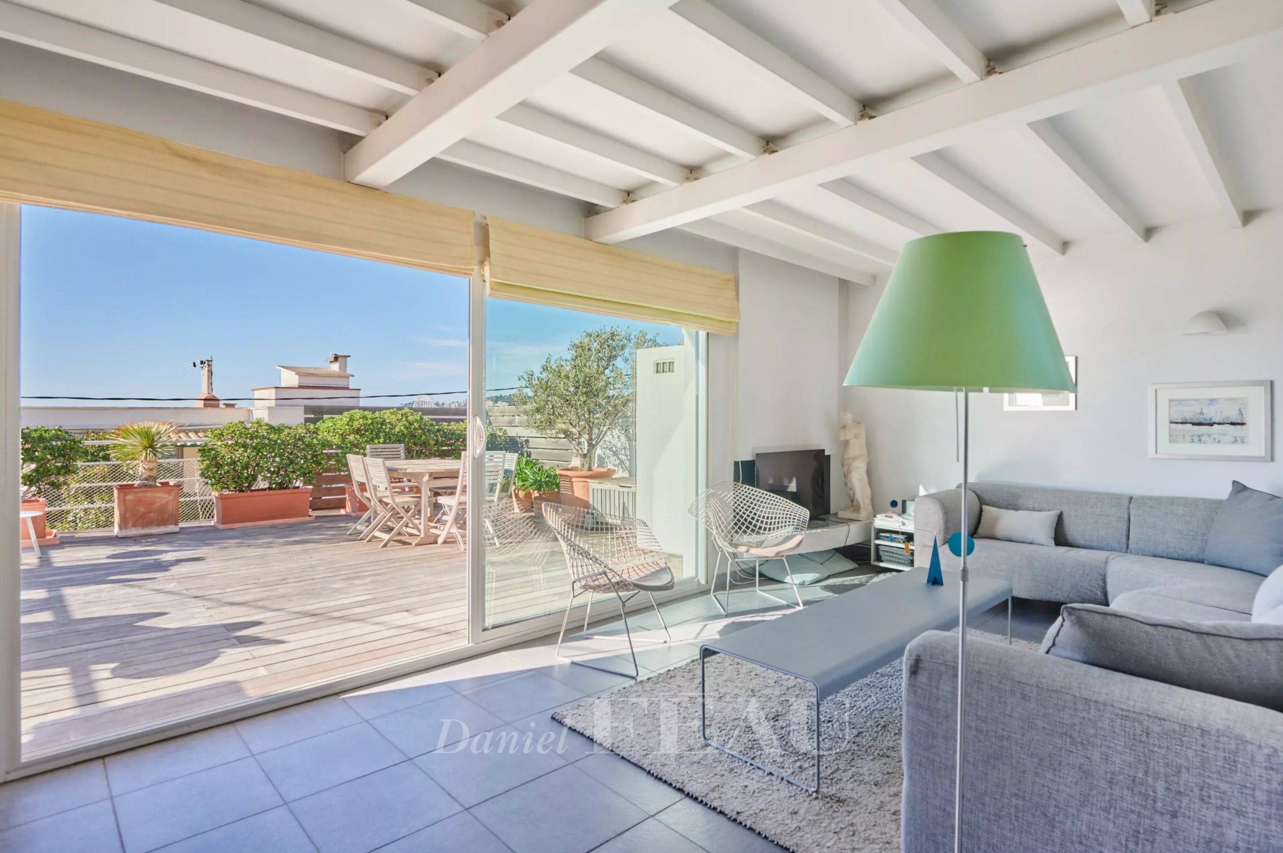 Maison de ville à Marseille 8ème Intérieur d'une maison de ville à Marseille 8ème avec vue sur la mer, salon lumineux et terrasse.