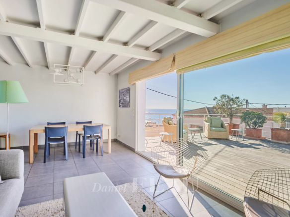 Intérieur d'une maison de ville à Marseille avec vue sur la mer, salon lumineux et accès à une terrasse.