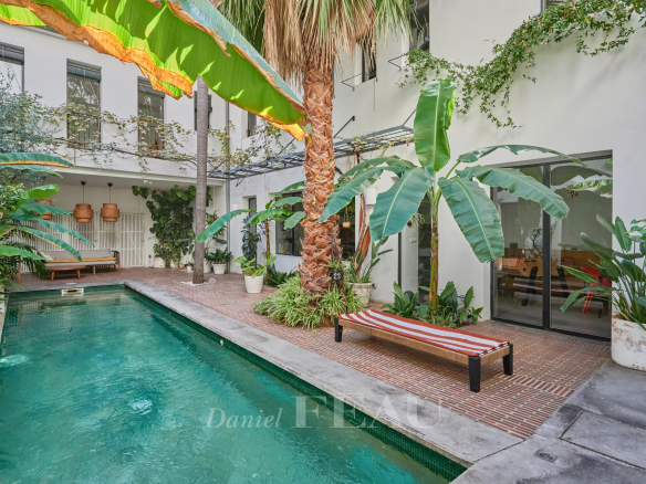 House with swimming pool and green patio in Marseille 7th arrondissement, surrounded by plants.