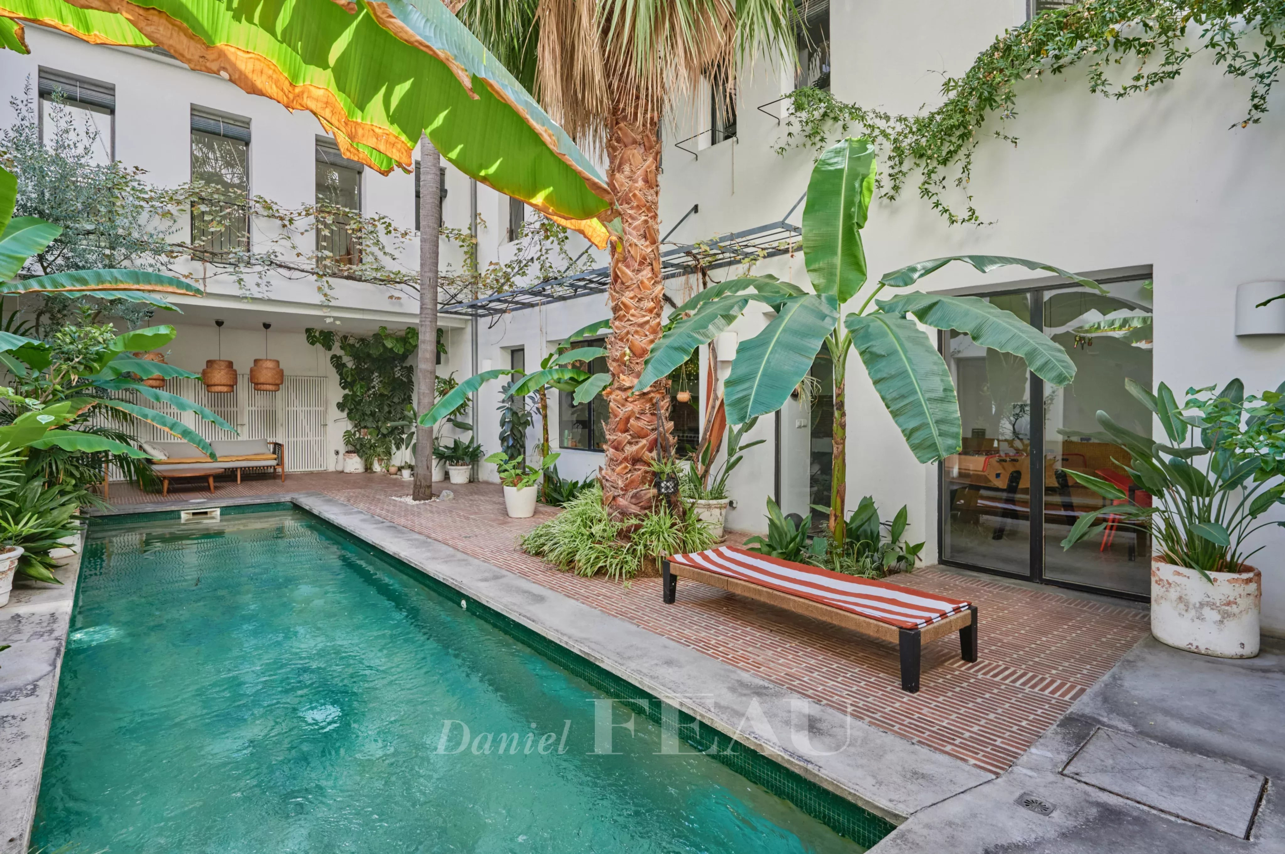 House with pool in Marseille 7th arrondissement House with swimming pool and green patio in Marseille 7th arrondissement, surrounded by plants.