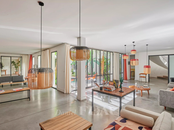 Interior of a house in Marseille 7th district with a spacious living room and access to a green patio.