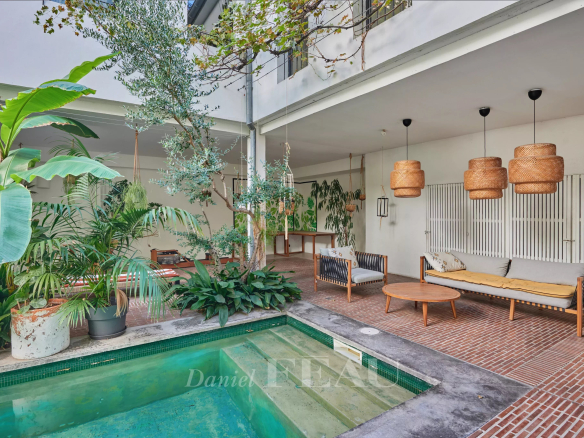 House with swimming pool surrounded by greenery in a patio, Marseille 7th arrondissement.