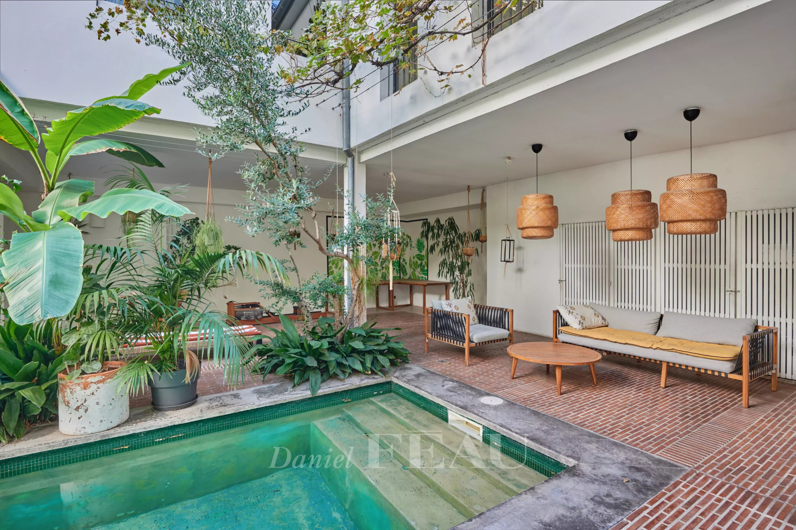 House with pool in Marseille 7th arrondissement House with swimming pool surrounded by greenery in a patio, Marseille 7th arrondissement.