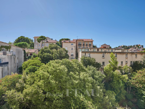 Vue dégagée sur des bâtiments et des arbres à Marseille, quartier de Périer.