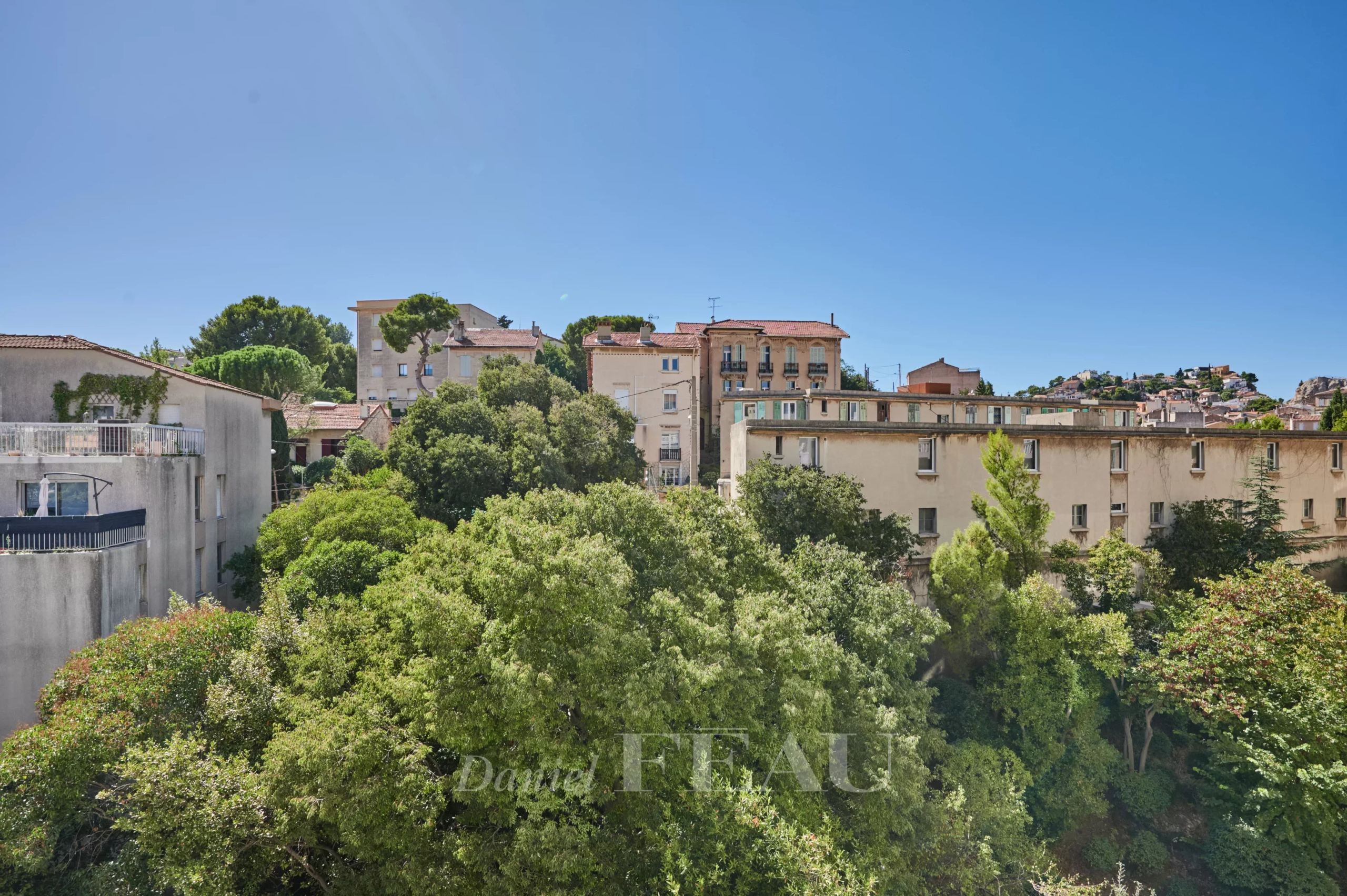 Vue sur le quartier de Périer à Marseille Vue dégagée sur des bâtiments et des arbres à Marseille, quartier de Périer.
